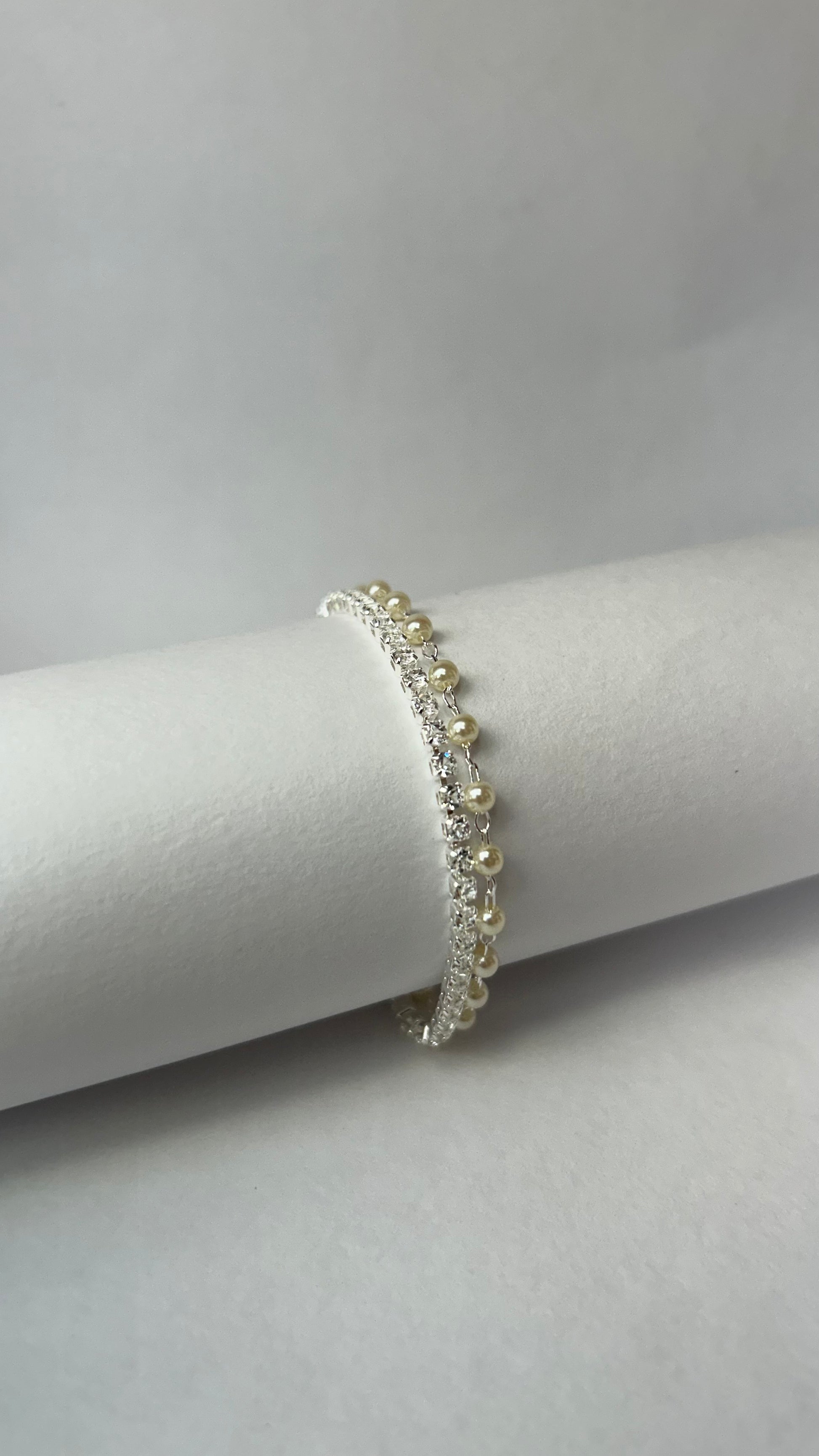 Pulseira em zirconia num fundo branco