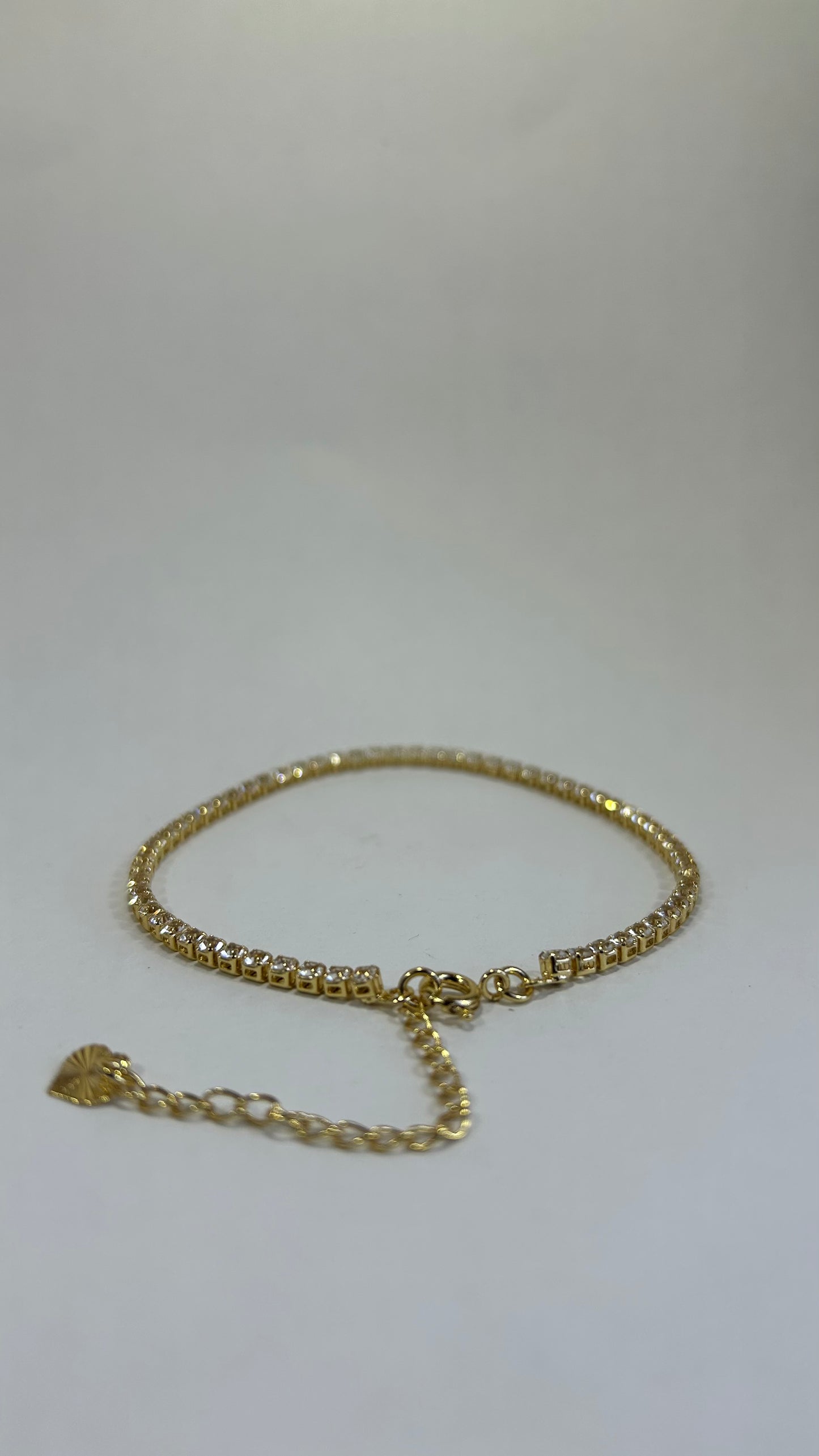Pulseira de ouro 18k mum fundo branco