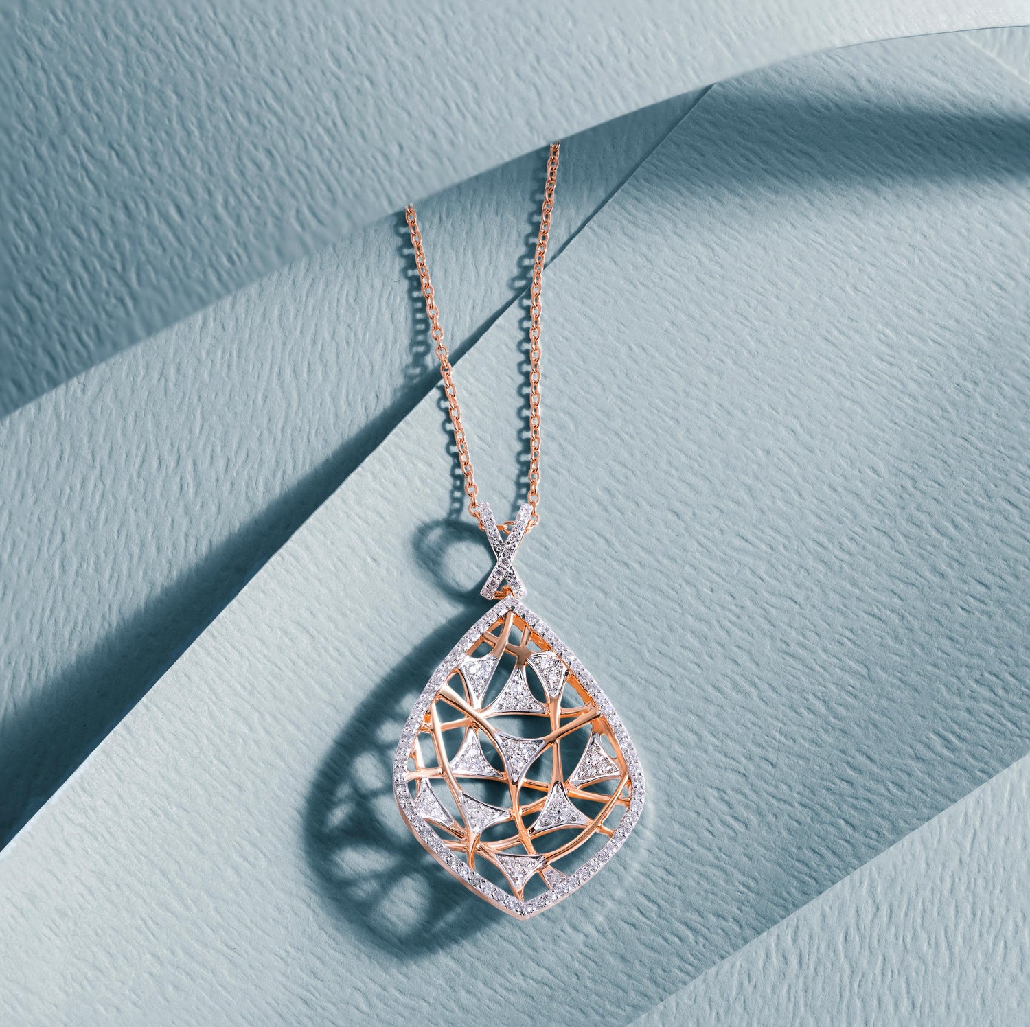 colar com pingente de ouro 18k num fundo azul